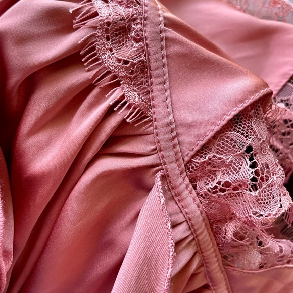 Pink lacy crop top - Picture 3 of 3